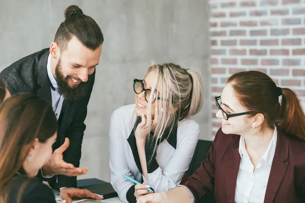 Geschäftsteam trifft Büro zerschlagen Frau Chefin — Stockfoto