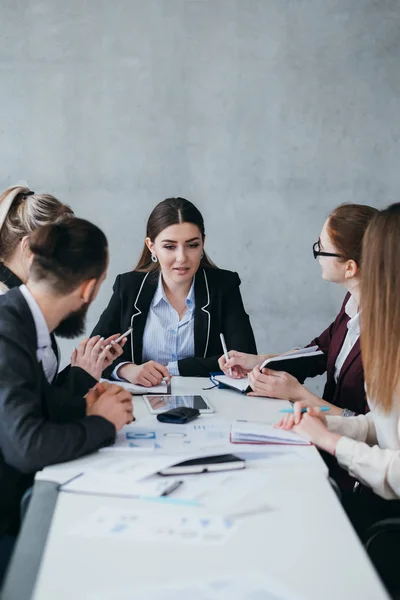 Strateji geliştirme düşünüyorum toplantı iş takım — Stok fotoğraf