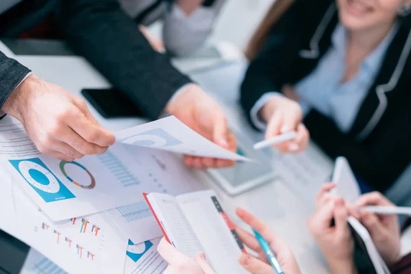 Försäljning analys affärsmöte diskussion team — Stockfoto