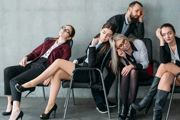 Silla de dormir corporativa workaholic equipo de trabajo excesivo — Foto de Stock