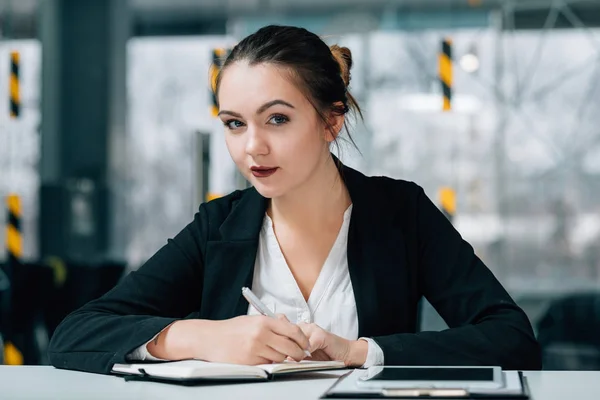 Recursos humanos reclutador mujer empleo contratación notas — Foto de Stock