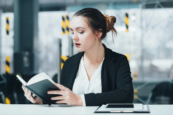 Mujer trabajo empresa lugar de trabajo ejecutivo — Foto de Stock