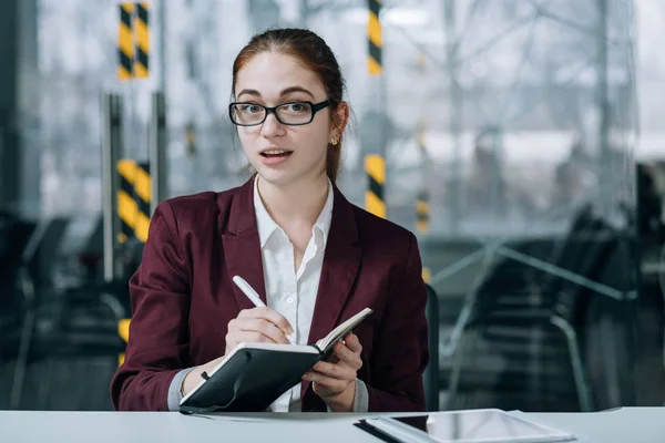 Hr reclutador amistoso empleo contratación mujer indagadora — Foto de Stock