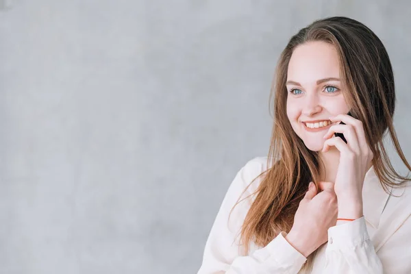 Giovane eccitata bella donna pubblicità virtuale — Foto Stock