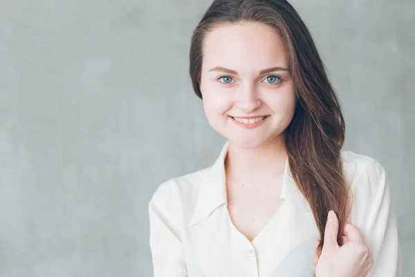 Sorridente jovem mulher retrato cabelo cuidado penteado — Fotografia de Stock