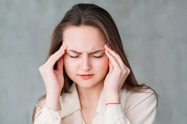 Jovem mulher retrato estresse dor de cabeça toque templo — Fotografia de Stock