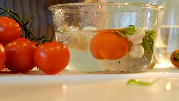 Levensmiddelenhygiëne gezond koken wassen tomaten kom — Stockvideo