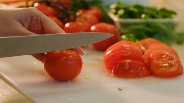 Essen Koch Mahlzeit zubereiten Hände geschnitten Tomaten — Stockvideo