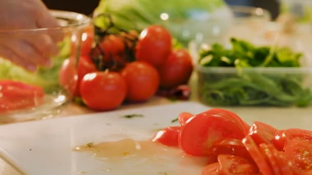 Salada comida cozinhando mulher colocar tigela de tomates fatiados — Vídeo de Stock