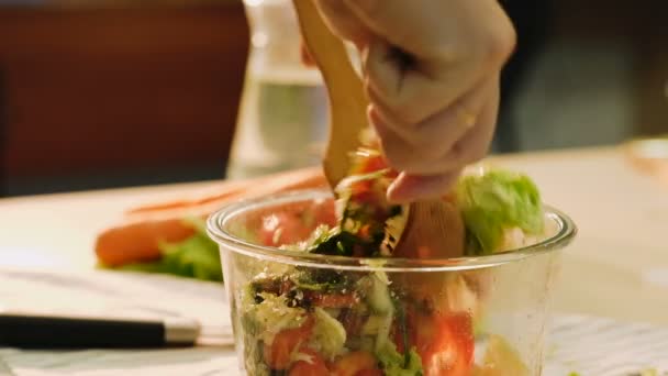 Zdrowe odżywianie wegańskie jedzenie Sałatka mix warzyw — Wideo stockowe