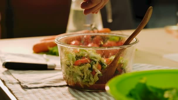 Υγιεινή διατροφή για χορτοφάγους τροφίμων σαλάτα μίγμα λαχανικών — Αρχείο Βίντεο