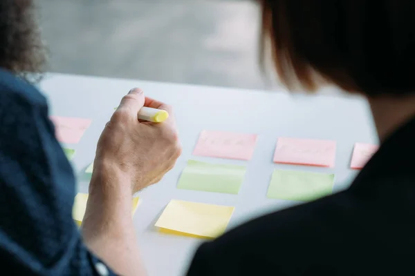 Colegas que reúnem notas de brainstorming de co-trabalho — Fotografia de Stock