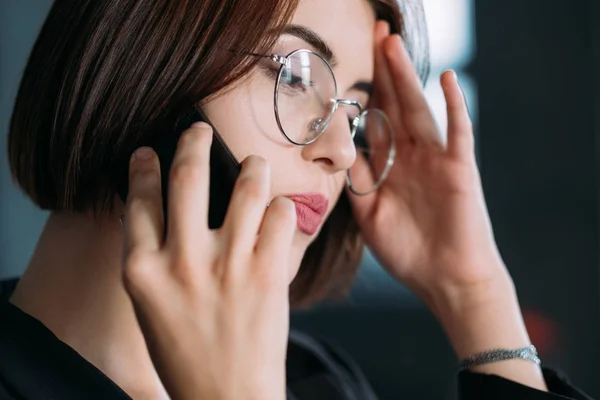 Business woman troubleshooting conversation phone — Stock Photo, Image