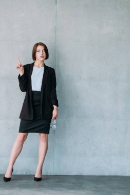 genç kadın kendine güvenen iş meslektaşım bakmak