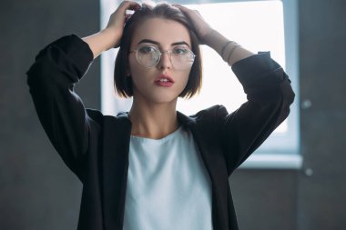 genç iş kadını işe yorgun görünümlü zorlanma