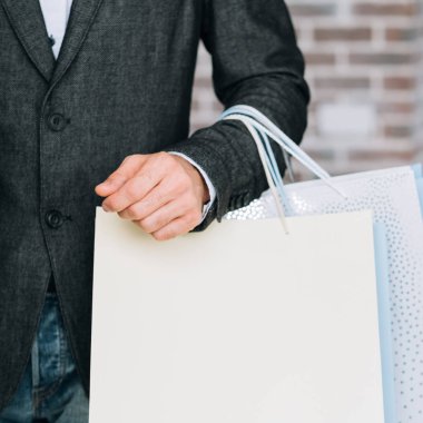 adam kağıt çanta mockup alışveriş moda giyim