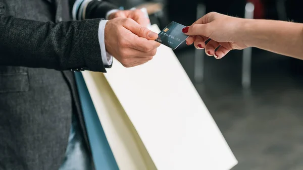 都市のショッピング ライフ スタイルのクレジット カードの支払い男 — ストック写真