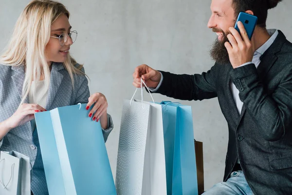 Shopping time couple lifestyle young family bags — Stock Photo, Image