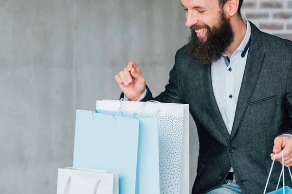 Einkaufszeit urbaner Lebensstil junger Mann Taschen — Stockfoto