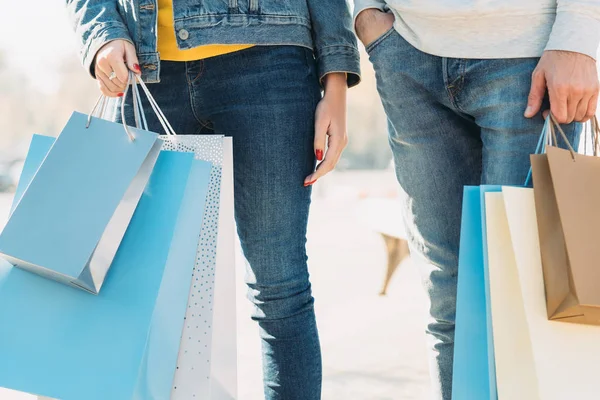 Shopping temps couple casual loisirs jambes sacs — Photo