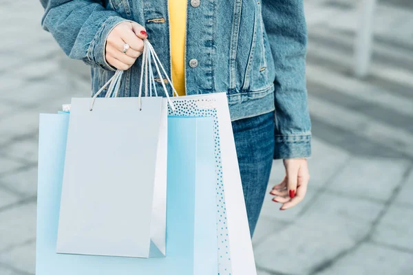 Mujer compras casual estilo de vida bolsas surtido — Foto de Stock