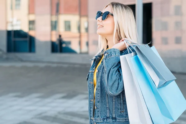 Negro viernes venta joven mujer copia espacio — Foto de Stock