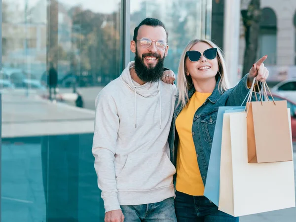 Shopping couple consommation urbaine homme femme sacs — Photo