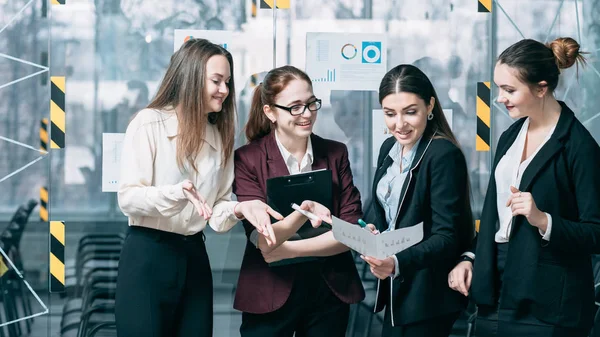 Análisis de cifras de crecimiento de estrategia empresarial corporativa — Foto de Stock