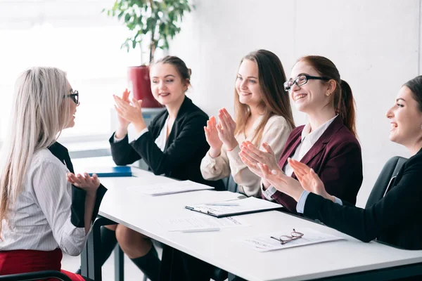 Contratación exitosa entrevista de trabajo hr aplausos femeninos —  Fotos de Stock