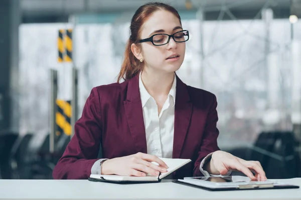 Corporate werknemer werken planning vrouw dag planner — Stockfoto