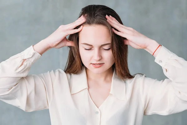 Distressedssed žena masáž hlavy jemný tlak — Stock fotografie
