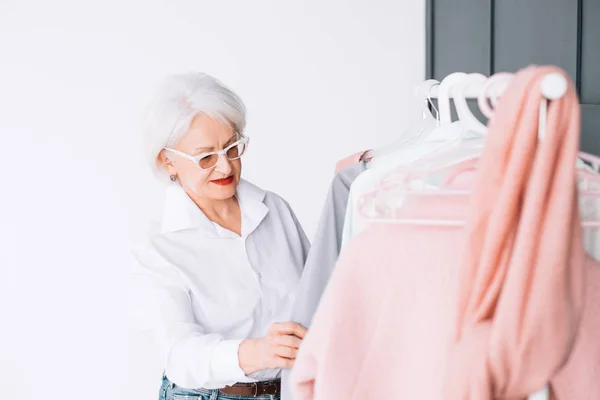 Starší móda stylový showroom inteligentního starší paní — Stock fotografie