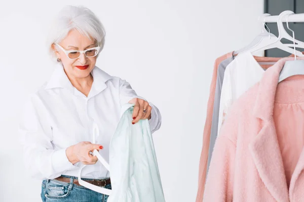 Rico seniores senhora guarda-roupa compras lazer — Fotografia de Stock