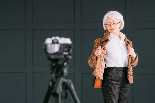 Starší žena styl důvěru elegance model střílet — Stock fotografie