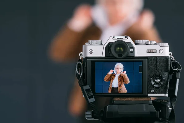 Senior kvinna stil förtroende elegans modell skjuta — Stockfoto