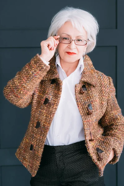 Modelo de moda senior retrato elegante dama traje — Foto de Stock