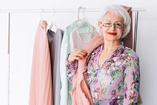 최신 유행 의류를 쇼핑 하는 고위 여자 옷장 — 스톡 사진