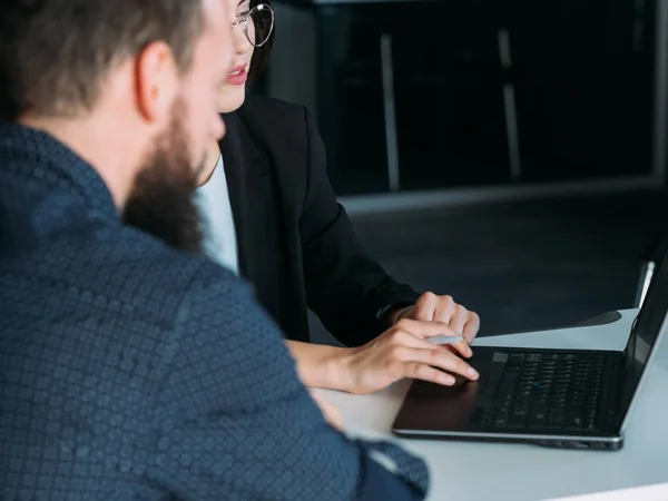 Coworking kolega obchodní plánování laptop — Stock fotografie