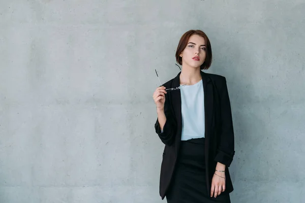 Fiducioso analista aziendale scetticismo femminile — Foto Stock