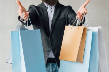 Satılık tüketicilik kağıt çanta çeşitli alışveriş adam