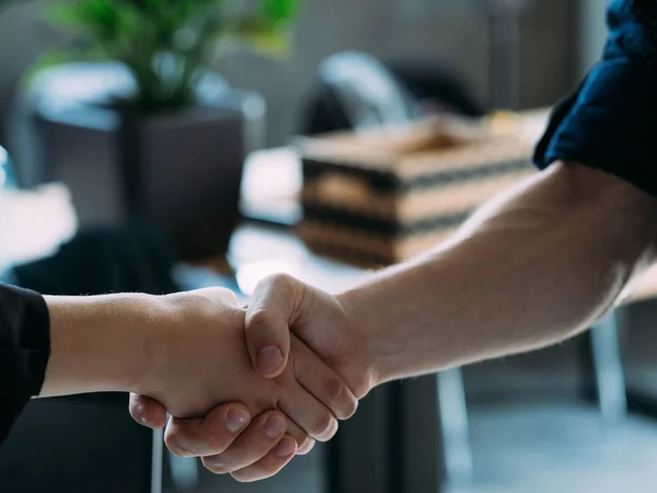 Unirse equipo trabajo entrevista hombre mujer apretón de manos — Foto de Stock