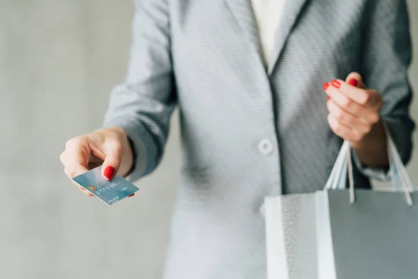 信用卡支付女性购物生活方式袋 — 图库照片