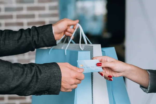 Urban shopping payment woman lifestyle credit card — Stock Photo, Image