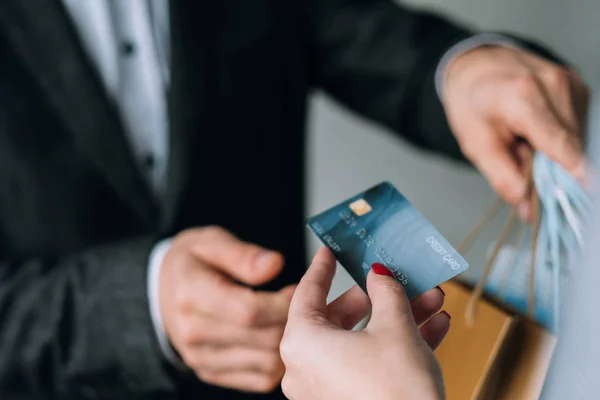 Przechowywać kasy zakupy kartą kredytową Pani styl życia — Zdjęcie stockowe
