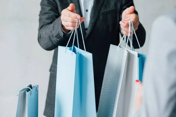 Man vrouw van consumentisme tassen van de shopping seizoen verkoop — Stockfoto