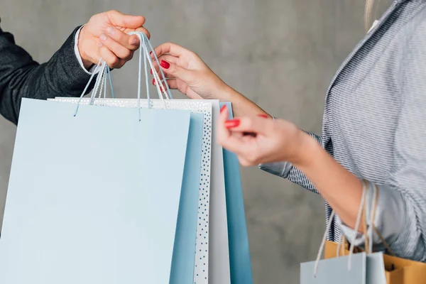 Compras en línea estilo de vida urbano mensajero entrega —  Fotos de Stock