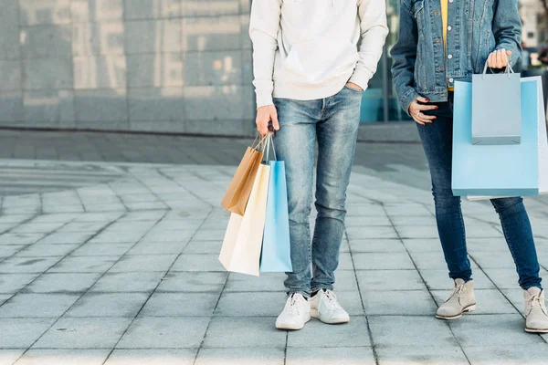 Tiempo de compras casual ocio urbano pareja bolsas —  Fotos de Stock