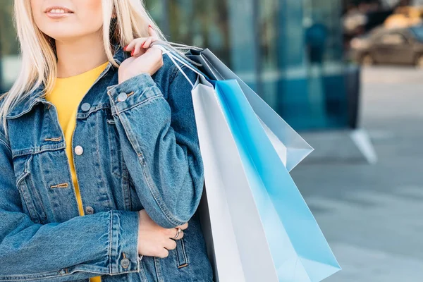 Vrouw winkelen recreatie blonde vrouwelijke hobby tassen — Stockfoto