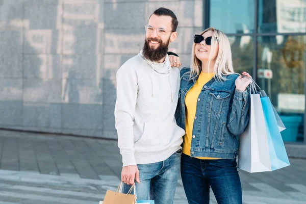 Compras alegria venda consumismo jovem casal sacos — Fotografia de Stock
