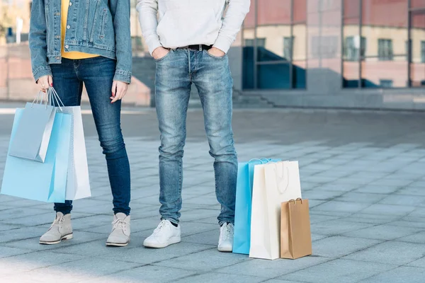 Ongedwongen winkelen paar verkoop consumentisme benen jeans — Stockfoto